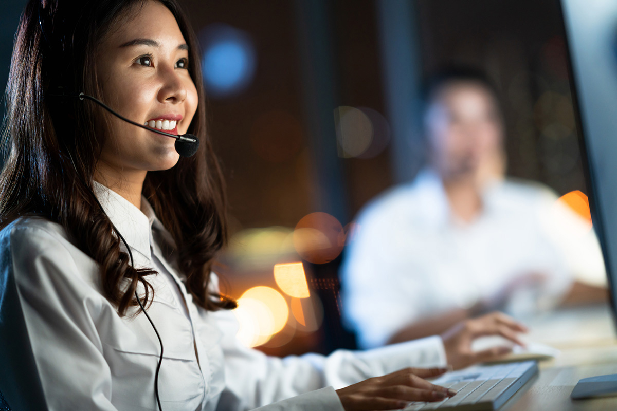 Worker giving website support over the phone.